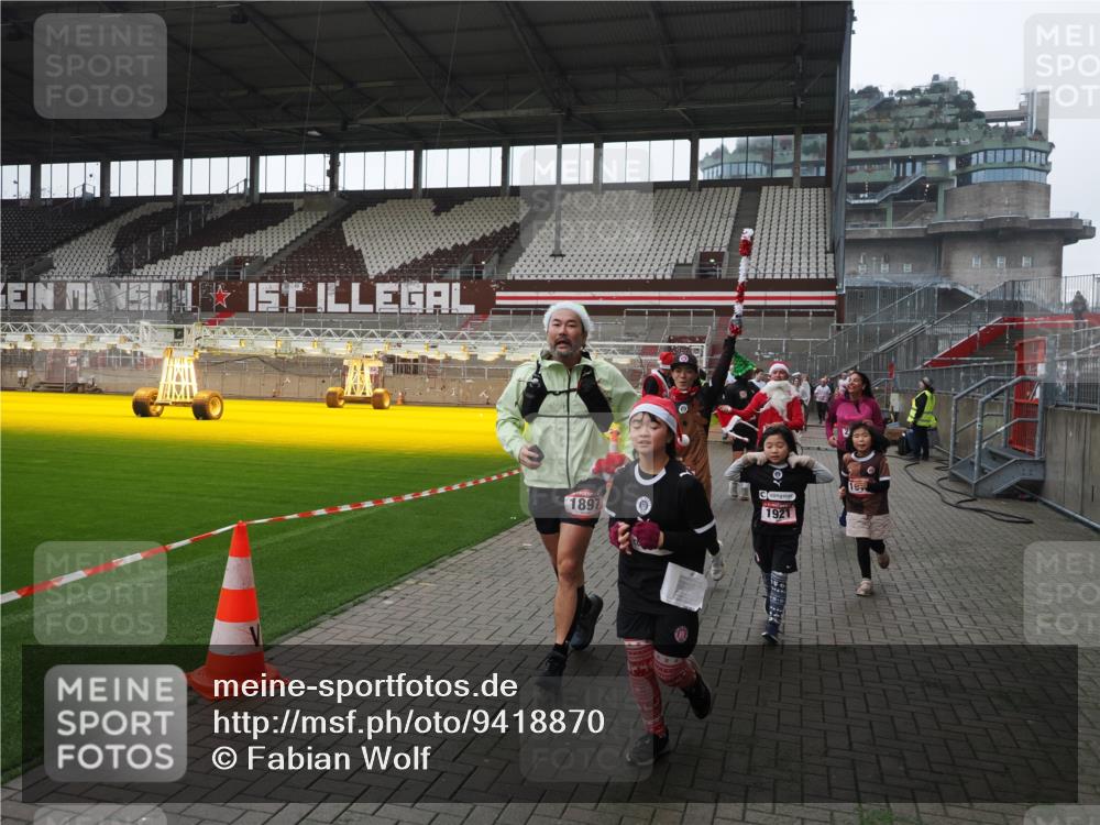 07.12.2025 - St. Pauli X-Mass-Run No. 15 Fabian Wolf http://msf.ph/oto/9418870 07.12.2025 11:28:37 Ziel 1897, 1917, 1919, 1920, 1921, 2383, 2426, 2427, 2431, 2495, 2774, 2808, 2845, 4641, 4832 meine-sportfotos.de