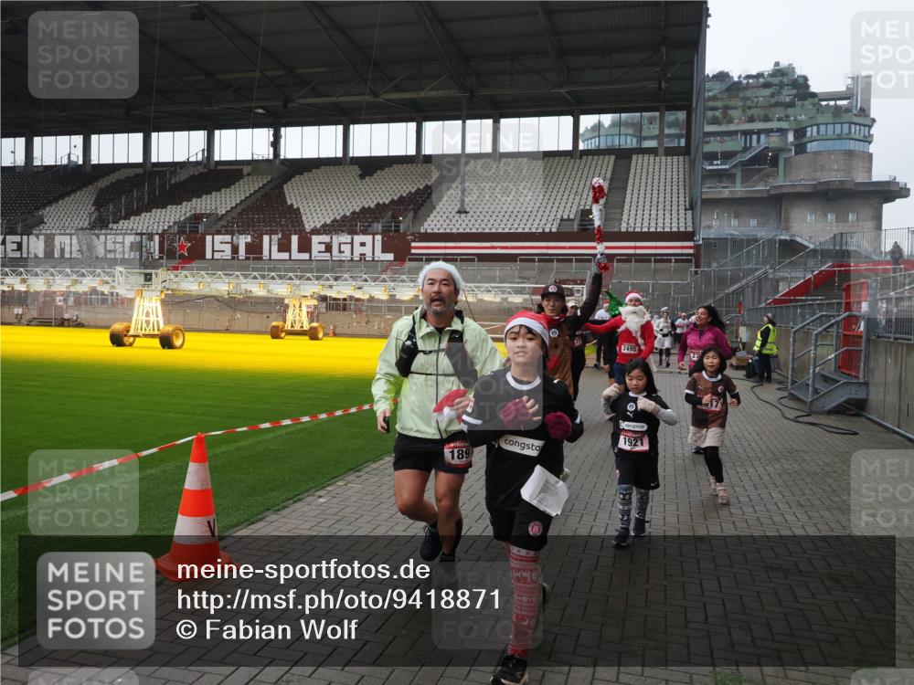 07.12.2025 - St. Pauli X-Mass-Run No. 15 Fabian Wolf http://msf.ph/oto/9418871 07.12.2025 11:28:37 Ziel 1897, 1917, 1919, 1920, 1921, 2383, 2426, 2427, 2431, 2495, 2774, 2808, 2845, 4641, 4832 meine-sportfotos.de