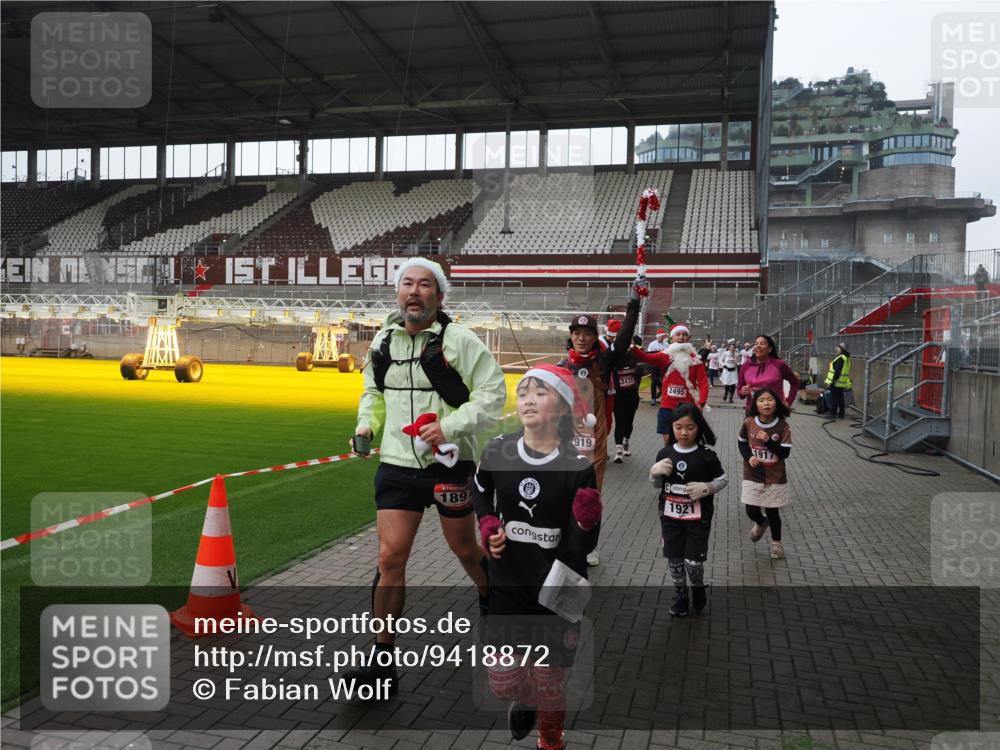 07.12.2025 - St. Pauli X-Mass-Run No. 15 Fabian Wolf http://msf.ph/oto/9418872 07.12.2025 11:28:37 Ziel 1897, 1917, 1919, 1920, 1921, 2383, 2426, 2427, 2431, 2495, 2774, 2808, 2845, 4641, 4832 meine-sportfotos.de
