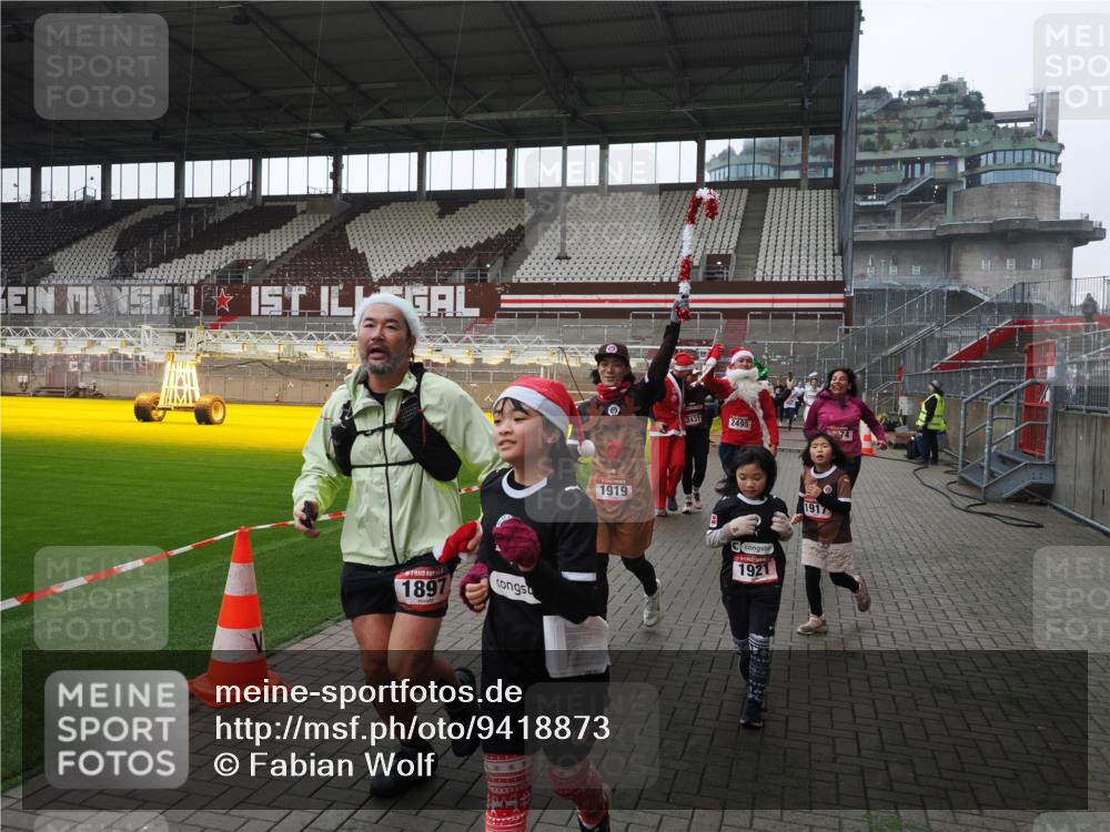 07.12.2025 - St. Pauli X-Mass-Run No. 15 Fabian Wolf http://msf.ph/oto/9418873 07.12.2025 11:28:37 Ziel 1897, 1917, 1919, 1920, 1921, 2383, 2426, 2427, 2431, 2495, 2774, 2808, 2845, 4641, 4832 meine-sportfotos.de