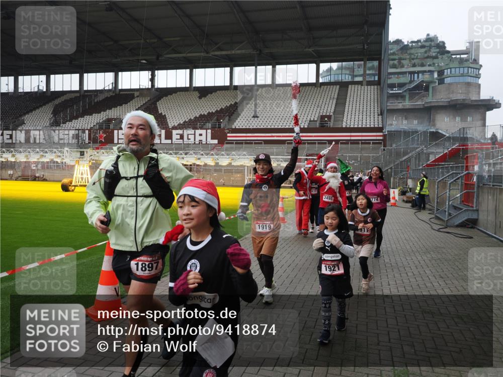 07.12.2025 - St. Pauli X-Mass-Run No. 15 Fabian Wolf http://msf.ph/oto/9418874 07.12.2025 11:28:38 Ziel 1897, 1917, 1919, 1920, 1921, 2383, 2426, 2427, 2431, 2495, 2707, 2774, 2808, 2845, 4641, 4832 meine-sportfotos.de