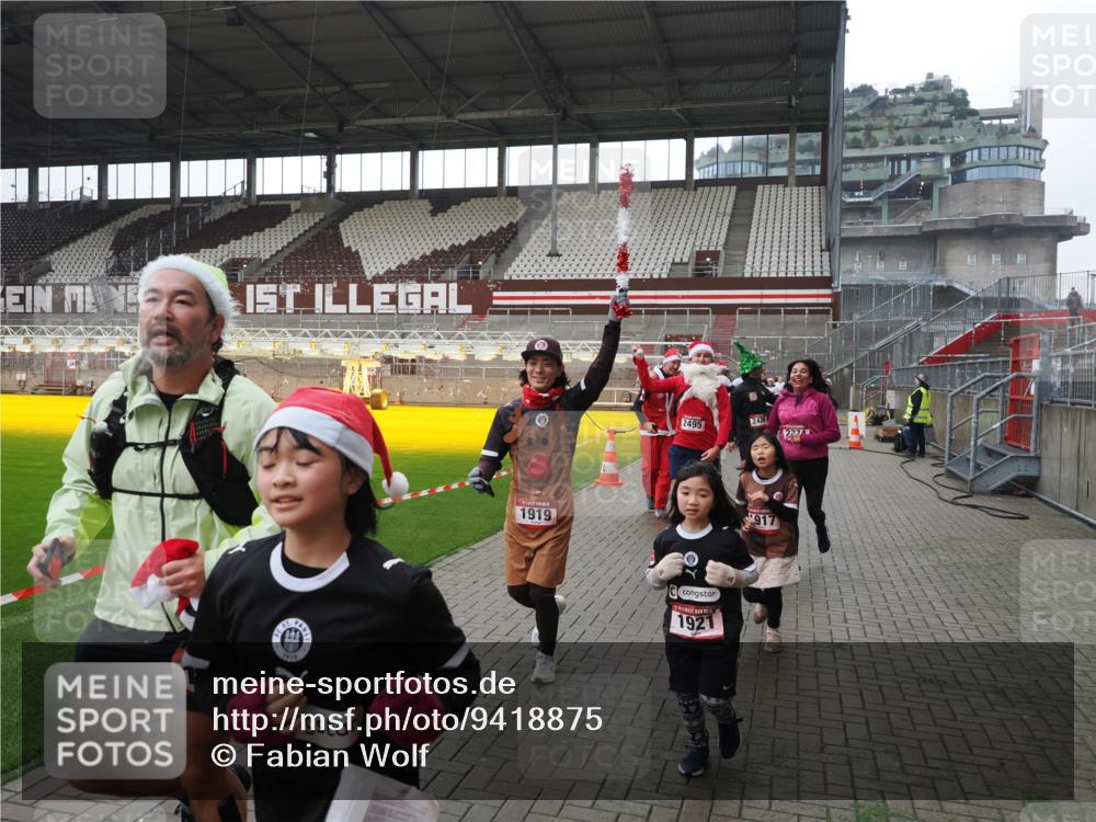07.12.2025 - St. Pauli X-Mass-Run No. 15 Fabian Wolf http://msf.ph/oto/9418875 07.12.2025 11:28:38 Ziel 1897, 1917, 1919, 1920, 1921, 2383, 2426, 2427, 2431, 2495, 2707, 2774, 2808, 2845, 4641, 4832 meine-sportfotos.de