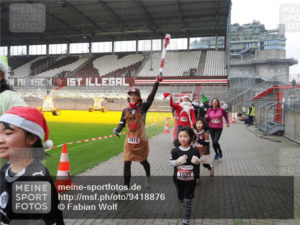 07.12.2025 - St. Pauli X-Mass-Run No. 15 Fabian Wolf http://msf.ph/oto/9418876 07.12.2025 11:28:38 Ziel 1897, 1917, 1919, 1920, 1921, 2383, 2426, 2427, 2431, 2495, 2707, 2774, 2808, 2845, 4641, 4832 meine-sportfotos.de