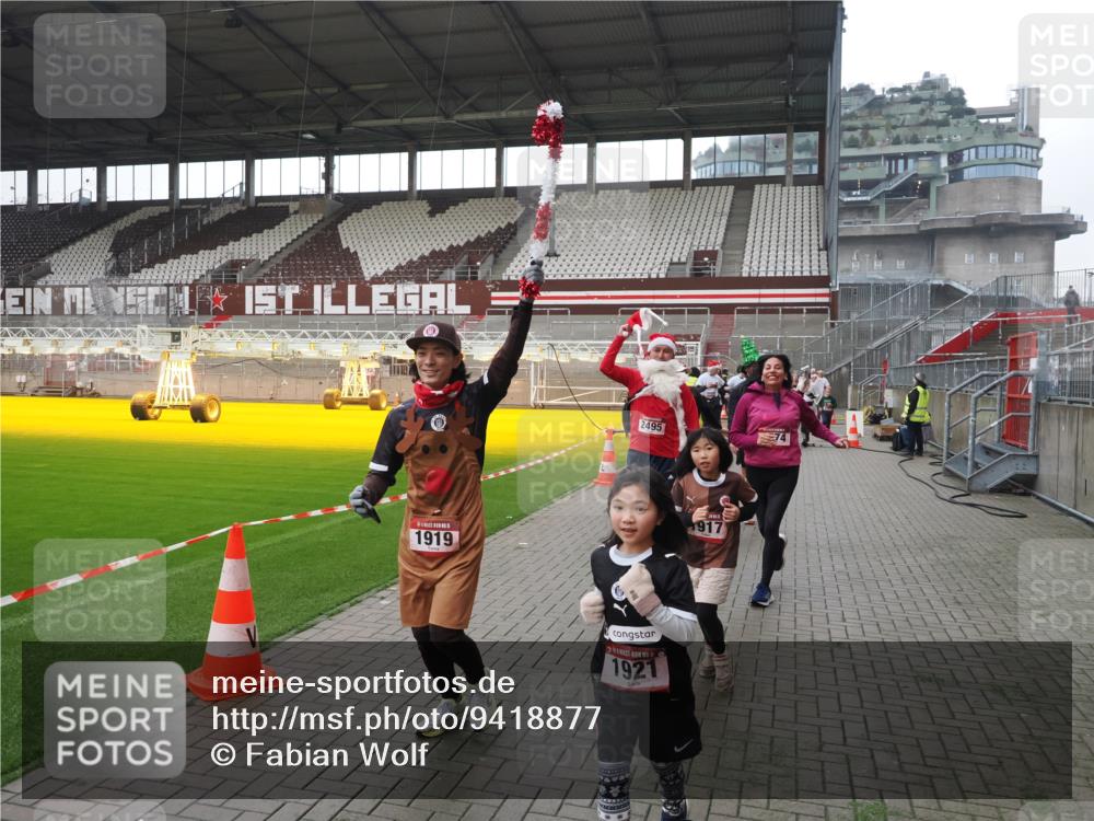 07.12.2025 - St. Pauli X-Mass-Run No. 15 Fabian Wolf http://msf.ph/oto/9418877 07.12.2025 11:28:38 Ziel 1897, 1917, 1919, 1920, 1921, 2383, 2426, 2427, 2431, 2495, 2707, 2774, 2808, 2845, 4641, 4832 meine-sportfotos.de