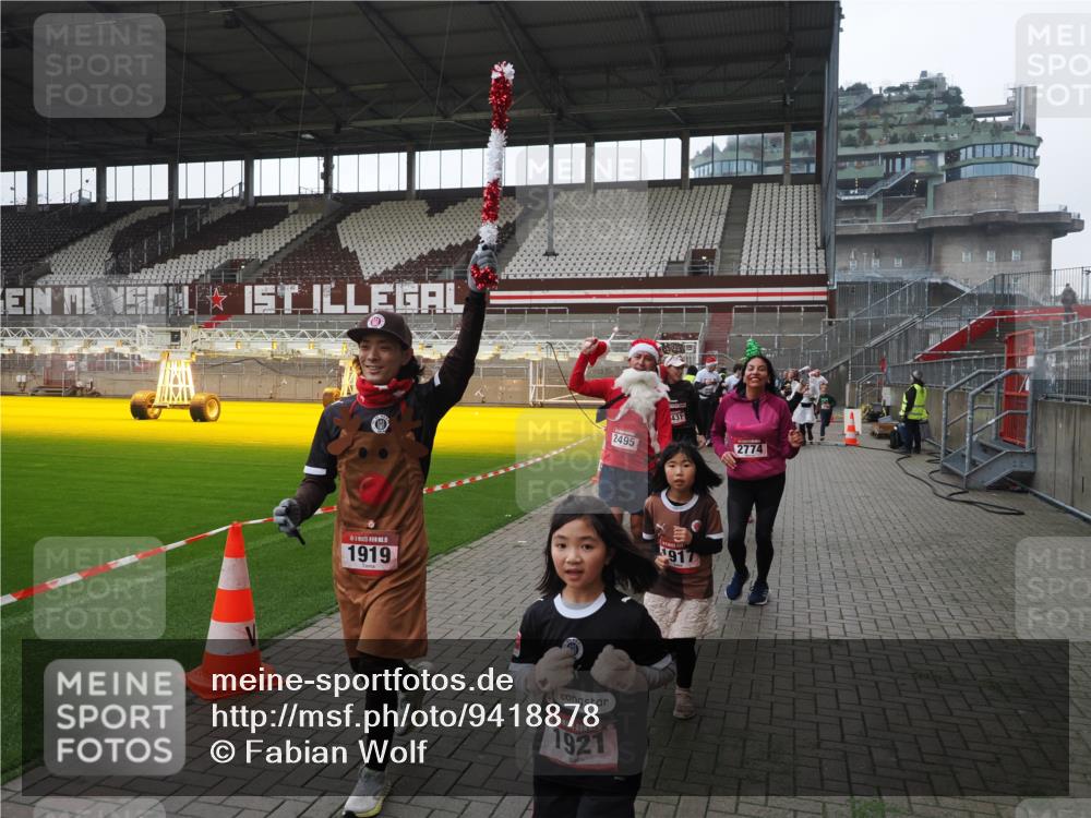 07.12.2025 - St. Pauli X-Mass-Run No. 15 Fabian Wolf http://msf.ph/oto/9418878 07.12.2025 11:28:38 Ziel 1897, 1917, 1919, 1920, 1921, 2383, 2426, 2427, 2431, 2495, 2707, 2774, 2808, 2845, 4641, 4832 meine-sportfotos.de