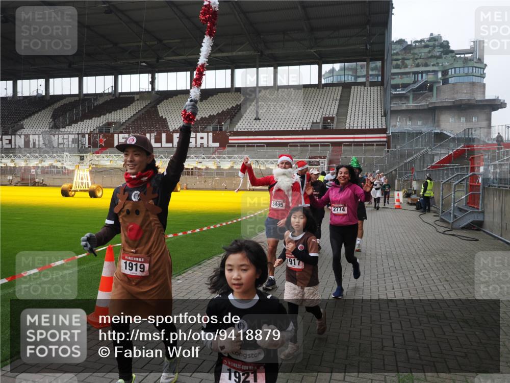 07.12.2025 - St. Pauli X-Mass-Run No. 15 Fabian Wolf http://msf.ph/oto/9418879 07.12.2025 11:28:39 Ziel 1897, 1917, 1919, 1920, 1921, 2383, 2426, 2427, 2431, 2495, 2707, 2774, 2808, 2845, 3234, 4641, 4818, 4832 meine-sportfotos.de
