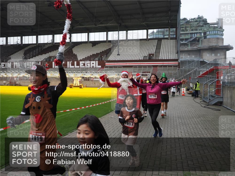 07.12.2025 - St. Pauli X-Mass-Run No. 15 Fabian Wolf http://msf.ph/oto/9418880 07.12.2025 11:28:39 Ziel 1897, 1917, 1919, 1920, 1921, 2383, 2426, 2427, 2431, 2495, 2707, 2774, 2808, 2845, 3234, 4641, 4818, 4832 meine-sportfotos.de