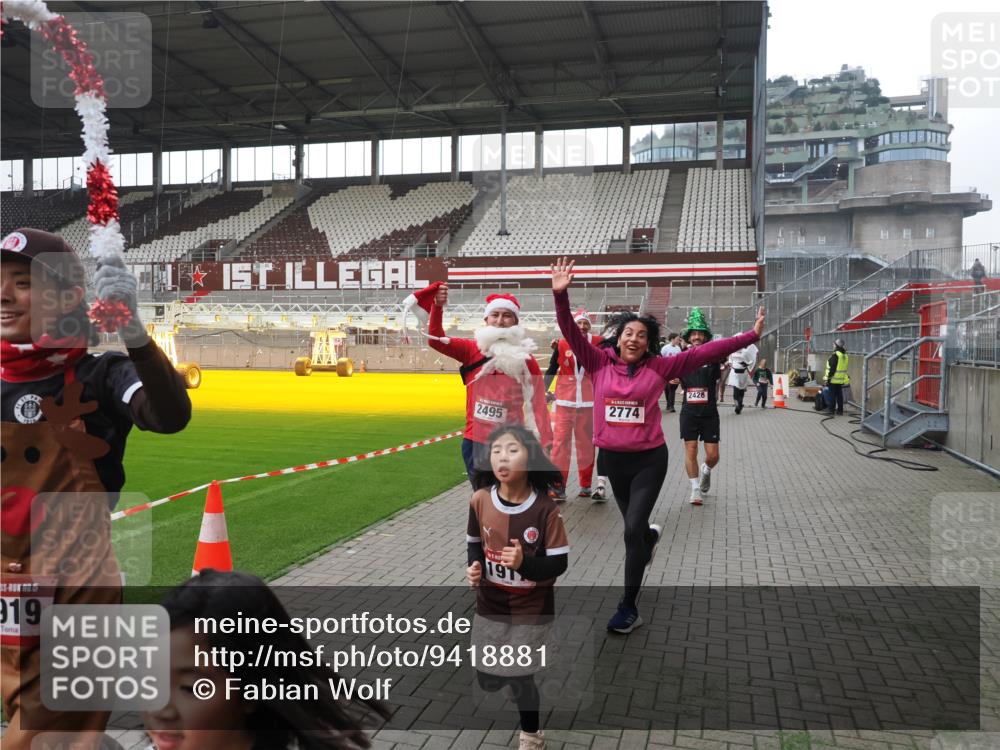 07.12.2025 - St. Pauli X-Mass-Run No. 15 Fabian Wolf http://msf.ph/oto/9418881 07.12.2025 11:28:39 Ziel 1897, 1917, 1919, 1920, 1921, 2383, 2426, 2427, 2431, 2495, 2707, 2774, 2808, 2845, 3234, 4641, 4818, 4832 meine-sportfotos.de