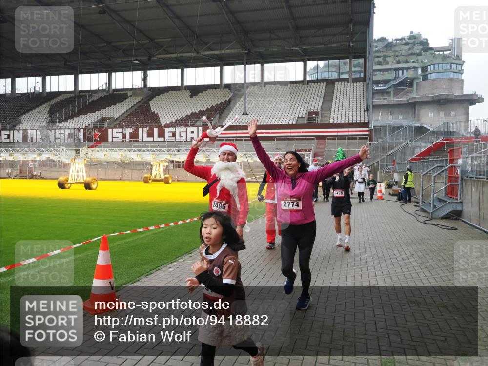 07.12.2025 - St. Pauli X-Mass-Run No. 15 Fabian Wolf http://msf.ph/oto/9418882 07.12.2025 11:28:39 Ziel 1897, 1917, 1919, 1920, 1921, 2383, 2426, 2427, 2431, 2495, 2707, 2774, 2808, 2845, 3234, 4641, 4818, 4832 meine-sportfotos.de