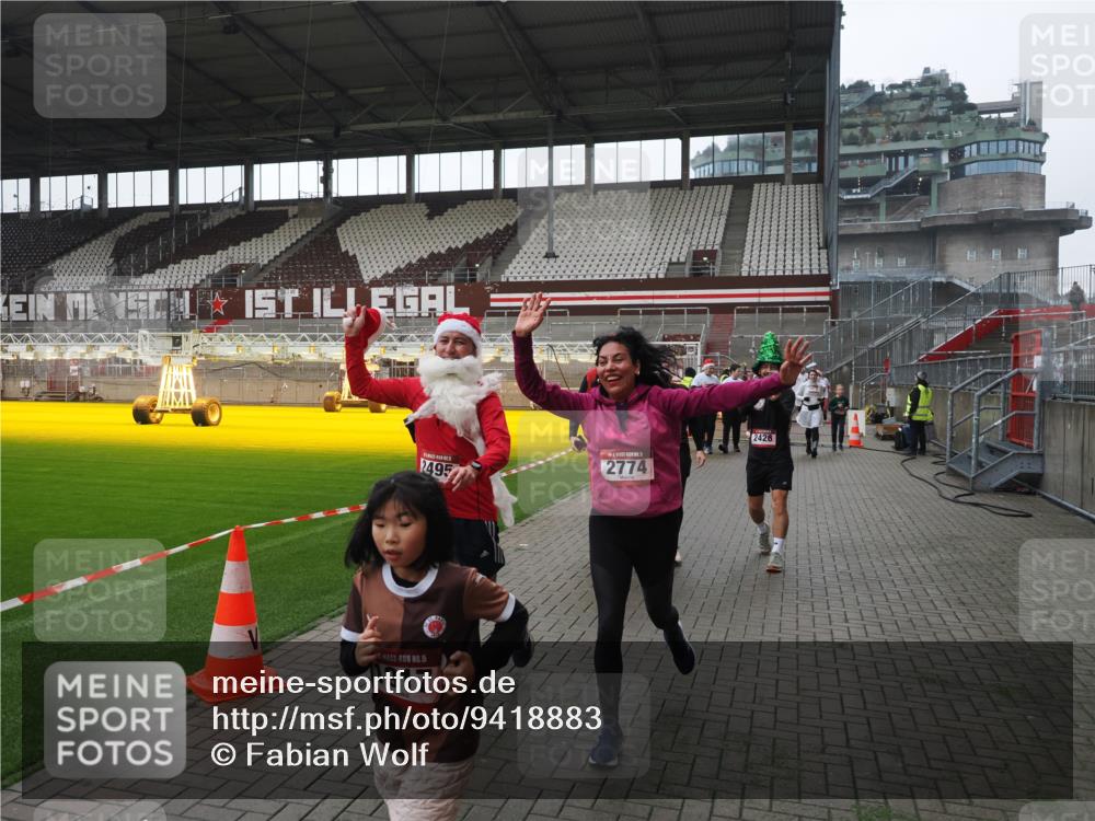 07.12.2025 - St. Pauli X-Mass-Run No. 15 Fabian Wolf http://msf.ph/oto/9418883 07.12.2025 11:28:39 Ziel 1897, 1917, 1919, 1920, 1921, 2383, 2426, 2427, 2431, 2495, 2707, 2774, 2808, 2845, 3234, 4641, 4818, 4832 meine-sportfotos.de