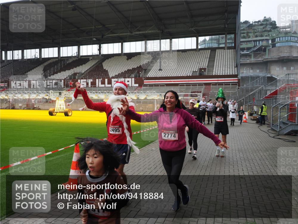 07.12.2025 - St. Pauli X-Mass-Run No. 15 Fabian Wolf http://msf.ph/oto/9418884 07.12.2025 11:28:40 Ziel 1897, 1917, 1919, 1920, 1921, 2383, 2426, 2427, 2431, 2495, 2707, 2774, 2808, 2845, 3234, 4641, 4818, 4832 meine-sportfotos.de