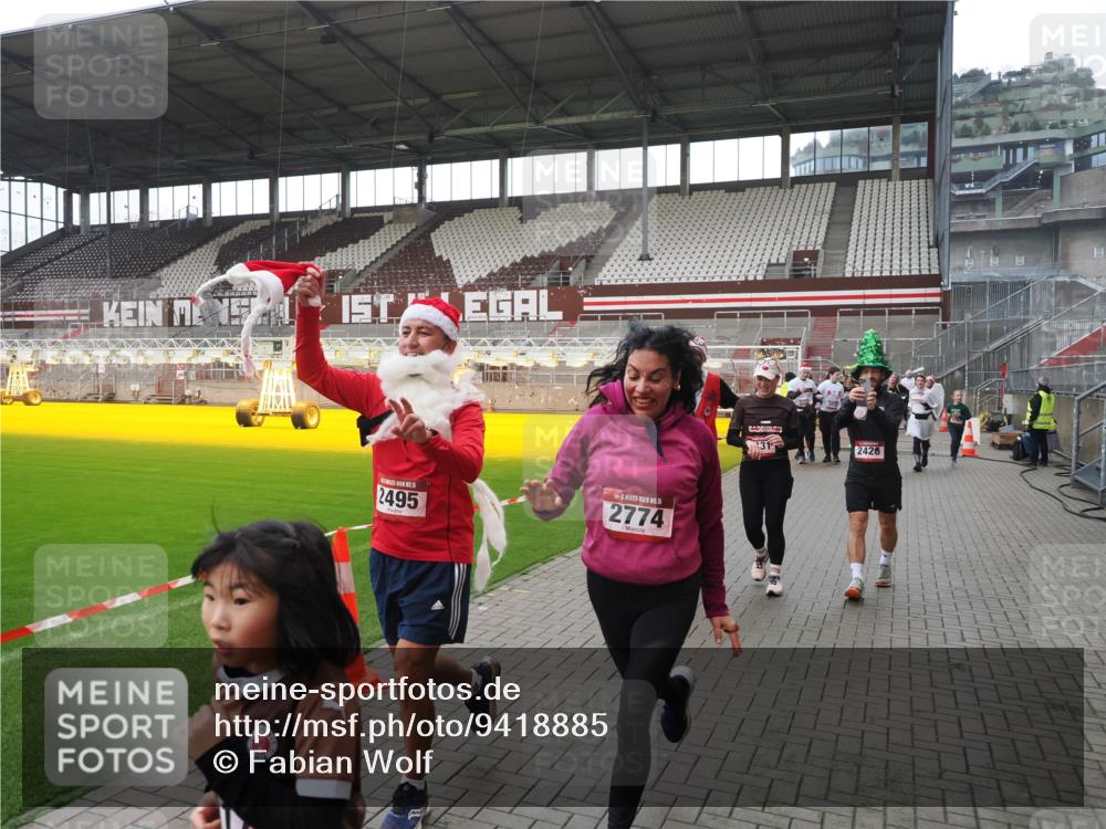 07.12.2025 - St. Pauli X-Mass-Run No. 15 Fabian Wolf http://msf.ph/oto/9418885 07.12.2025 11:28:40 Ziel 1897, 1917, 1919, 1920, 1921, 2383, 2426, 2427, 2431, 2495, 2707, 2774, 2808, 2845, 3234, 4641, 4818, 4832 meine-sportfotos.de