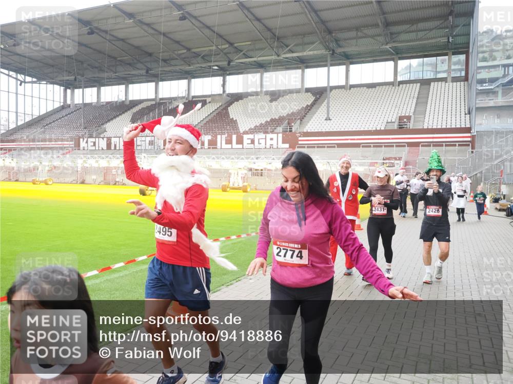 07.12.2025 - St. Pauli X-Mass-Run No. 15 Fabian Wolf http://msf.ph/oto/9418886 07.12.2025 11:28:40 Ziel 1897, 1917, 1919, 1920, 1921, 2383, 2426, 2427, 2431, 2495, 2707, 2774, 2808, 2845, 3234, 4641, 4818, 4832 meine-sportfotos.de