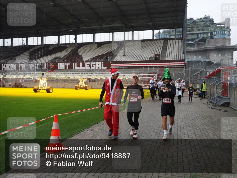 07.12.2025 - St. Pauli X-Mass-Run No. 15 Fabian Wolf http://msf.ph/oto/9418887 07.12.2025 11:28:41 Ziel 1897, 1917, 1919, 1920, 1921, 2383, 2426, 2427, 2431, 2495, 2707, 2709, 2774, 3234, 4641, 4818, 4832, 4837, 4838 meine-sportfotos.de