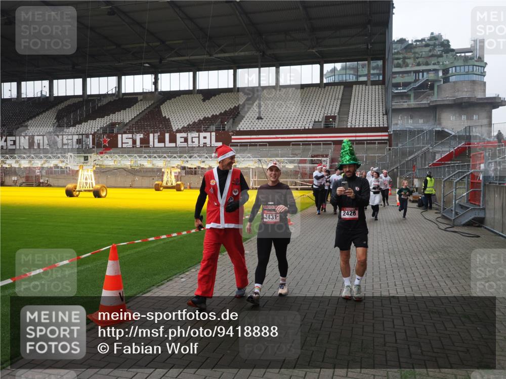 07.12.2025 - St. Pauli X-Mass-Run No. 15 Fabian Wolf http://msf.ph/oto/9418888 07.12.2025 11:28:41 Ziel 1897, 1917, 1919, 1920, 1921, 2383, 2426, 2427, 2431, 2495, 2707, 2709, 2774, 3234, 4641, 4818, 4832, 4837, 4838 meine-sportfotos.de