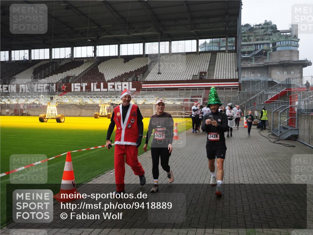 07.12.2025 - St. Pauli X-Mass-Run No. 15 Fabian Wolf http://msf.ph/oto/9418889 07.12.2025 11:28:41 Ziel 1897, 1917, 1919, 1920, 1921, 2383, 2426, 2427, 2431, 2495, 2707, 2709, 2774, 3234, 4641, 4818, 4832, 4837, 4838 meine-sportfotos.de