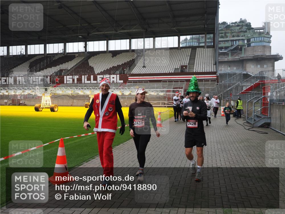 07.12.2025 - St. Pauli X-Mass-Run No. 15 Fabian Wolf http://msf.ph/oto/9418890 07.12.2025 11:28:41 Ziel 1897, 1917, 1919, 1920, 1921, 2383, 2426, 2427, 2431, 2495, 2707, 2709, 2774, 3234, 4641, 4818, 4832, 4837, 4838 meine-sportfotos.de
