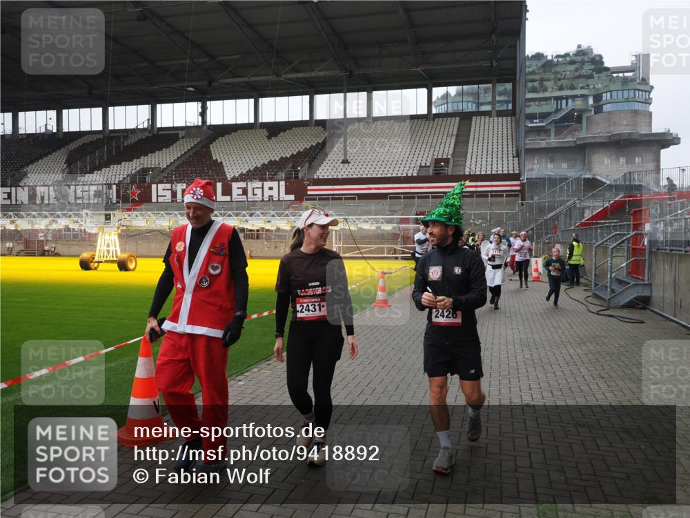 07.12.2025 - St. Pauli X-Mass-Run No. 15 Fabian Wolf http://msf.ph/oto/9418892 07.12.2025 11:28:42 Ziel 1897, 1917, 1919, 1920, 1921, 2383, 2426, 2427, 2431, 2495, 2707, 2709, 2774, 3234, 4641, 4818, 4832, 4837, 4838 meine-sportfotos.de