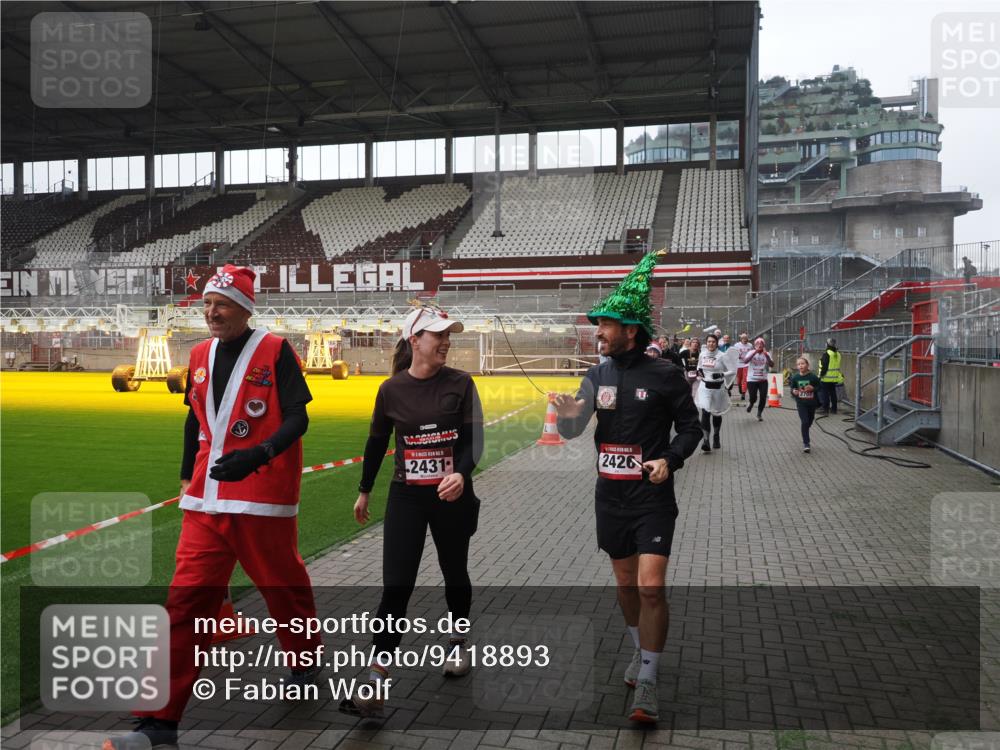 07.12.2025 - St. Pauli X-Mass-Run No. 15 Fabian Wolf http://msf.ph/oto/9418893 07.12.2025 11:28:42 Ziel 1897, 1917, 1919, 1920, 1921, 2383, 2426, 2427, 2431, 2495, 2707, 2709, 2774, 3234, 4641, 4818, 4832, 4837, 4838 meine-sportfotos.de