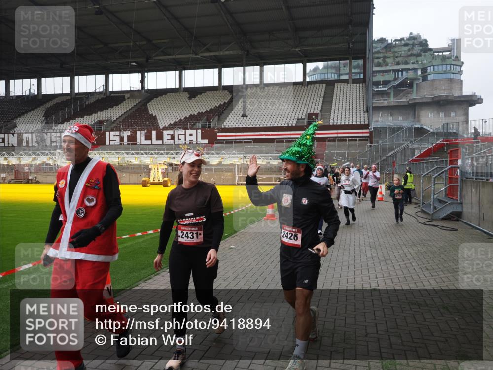 07.12.2025 - St. Pauli X-Mass-Run No. 15 Fabian Wolf http://msf.ph/oto/9418894 07.12.2025 11:28:42 Ziel 1897, 1917, 1919, 1920, 1921, 2383, 2426, 2427, 2431, 2495, 2707, 2709, 2774, 3234, 4641, 4818, 4832, 4837, 4838 meine-sportfotos.de