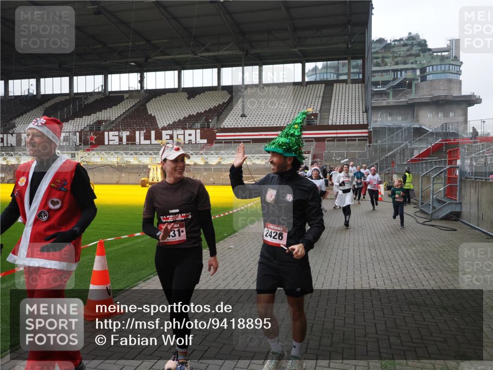 07.12.2025 - St. Pauli X-Mass-Run No. 15 Fabian Wolf http://msf.ph/oto/9418895 07.12.2025 11:28:42 Ziel 1897, 1917, 1919, 1920, 1921, 2383, 2426, 2427, 2431, 2495, 2707, 2709, 2774, 3234, 4641, 4818, 4832, 4837, 4838 meine-sportfotos.de