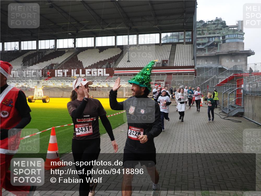 07.12.2025 - St. Pauli X-Mass-Run No. 15 Fabian Wolf http://msf.ph/oto/9418896 07.12.2025 11:28:43 Ziel 1897, 1917, 1919, 1920, 1921, 2038, 2383, 2426, 2427, 2431, 2495, 2707, 2709, 2774, 3234, 4641, 4818, 4832, 4837, 4838 meine-sportfotos.de