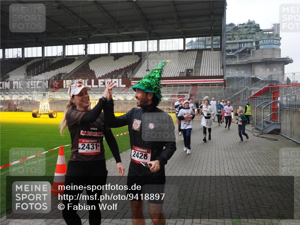07.12.2025 - St. Pauli X-Mass-Run No. 15 Fabian Wolf http://msf.ph/oto/9418897 07.12.2025 11:28:43 Ziel 1897, 1917, 1919, 1920, 1921, 2038, 2383, 2426, 2427, 2431, 2495, 2707, 2709, 2774, 3234, 4641, 4818, 4832, 4837, 4838 meine-sportfotos.de