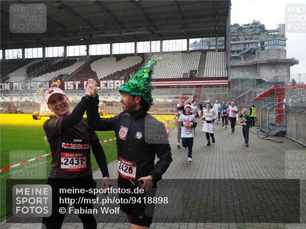 07.12.2025 - St. Pauli X-Mass-Run No. 15 Fabian Wolf http://msf.ph/oto/9418898 07.12.2025 11:28:43 Ziel 1897, 1917, 1919, 1920, 1921, 2038, 2383, 2426, 2427, 2431, 2495, 2707, 2709, 2774, 3234, 4641, 4818, 4832, 4837, 4838 meine-sportfotos.de