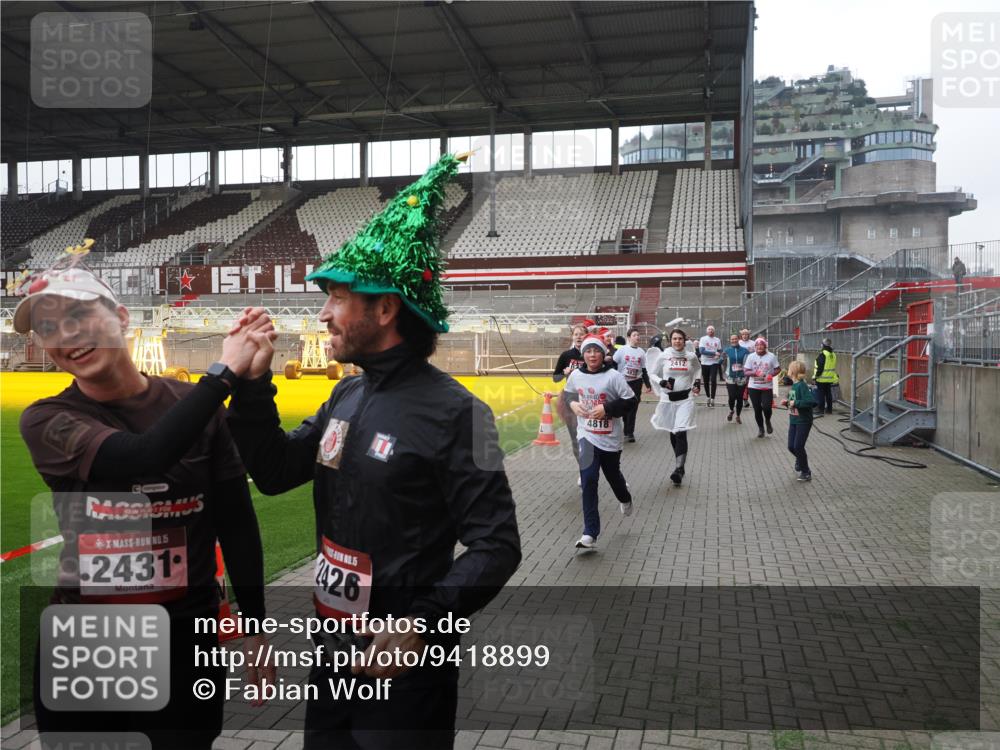 07.12.2025 - St. Pauli X-Mass-Run No. 15 Fabian Wolf http://msf.ph/oto/9418899 07.12.2025 11:28:43 Ziel 1897, 1917, 1919, 1920, 1921, 2038, 2383, 2426, 2427, 2431, 2495, 2707, 2709, 2774, 3234, 4641, 4818, 4832, 4837, 4838 meine-sportfotos.de