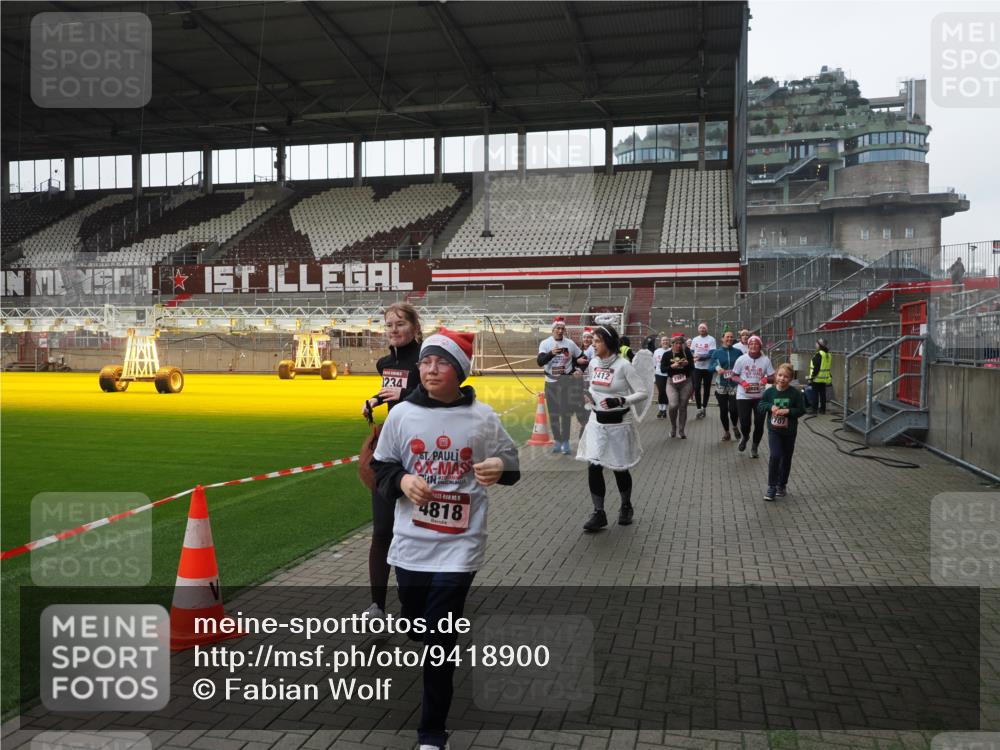 07.12.2025 - St. Pauli X-Mass-Run No. 15 Fabian Wolf http://msf.ph/oto/9418900 07.12.2025 11:28:44 Ziel 1897, 1917, 1919, 1920, 1921, 2038, 2383, 2426, 2427, 2431, 2495, 2707, 2709, 2774, 3234, 4641, 4818, 4832, 4837, 4838 meine-sportfotos.de