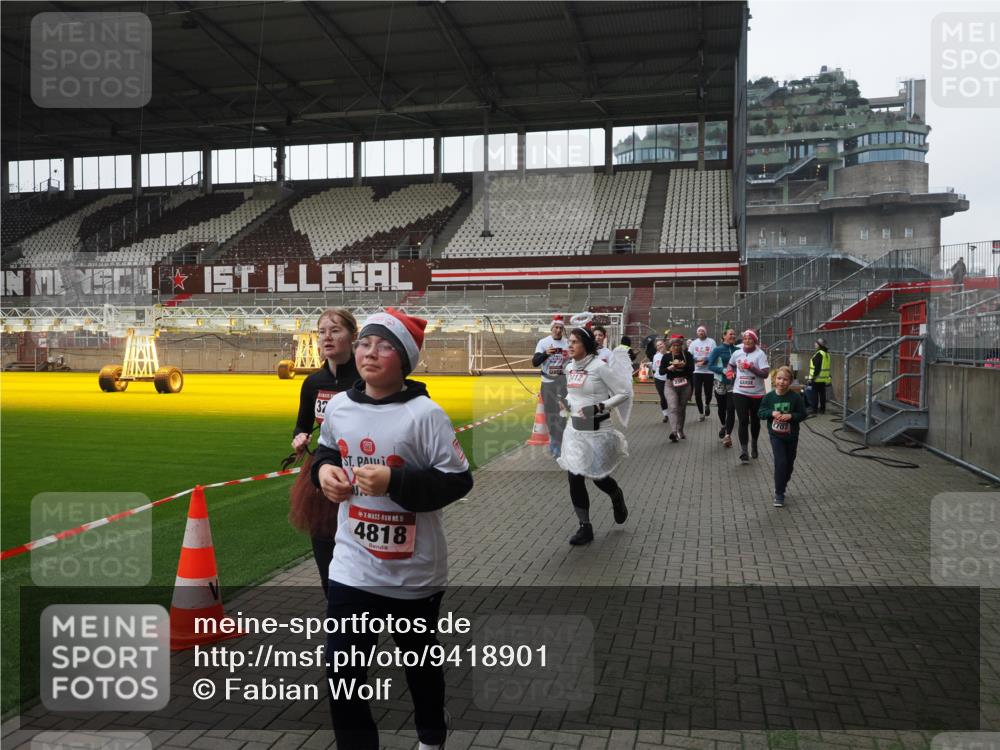 07.12.2025 - St. Pauli X-Mass-Run No. 15 Fabian Wolf http://msf.ph/oto/9418901 07.12.2025 11:28:44 Ziel 1897, 1917, 1919, 1920, 1921, 2038, 2383, 2426, 2427, 2431, 2495, 2707, 2709, 2774, 3234, 4641, 4818, 4832, 4837, 4838 meine-sportfotos.de