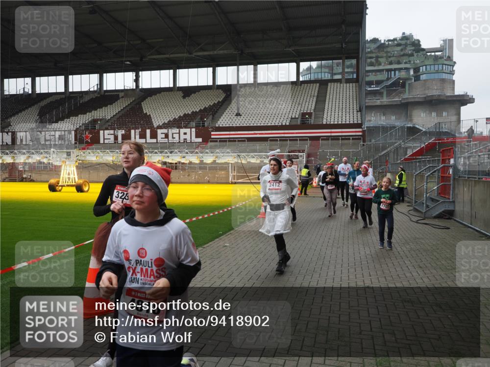 07.12.2025 - St. Pauli X-Mass-Run No. 15 Fabian Wolf http://msf.ph/oto/9418902 07.12.2025 11:28:45 Ziel 1917, 1919, 1920, 1921, 2038, 2383, 2426, 2427, 2431, 2495, 2707, 2709, 2774, 3234, 4641, 4818, 4832, 4837, 4838 meine-sportfotos.de