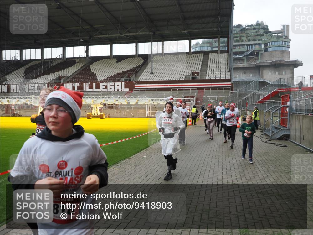 07.12.2025 - St. Pauli X-Mass-Run No. 15 Fabian Wolf http://msf.ph/oto/9418903 07.12.2025 11:28:45 Ziel 1917, 1919, 1920, 1921, 2038, 2383, 2426, 2427, 2431, 2495, 2707, 2709, 2774, 3234, 4641, 4818, 4832, 4837, 4838 meine-sportfotos.de