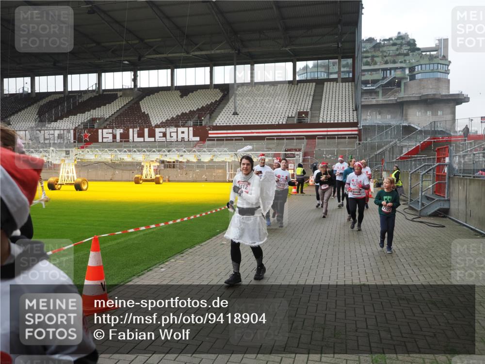 07.12.2025 - St. Pauli X-Mass-Run No. 15 Fabian Wolf http://msf.ph/oto/9418904 07.12.2025 11:28:45 Ziel 1917, 1919, 1920, 1921, 2038, 2383, 2426, 2427, 2431, 2495, 2707, 2709, 2774, 3234, 4641, 4818, 4832, 4837, 4838 meine-sportfotos.de