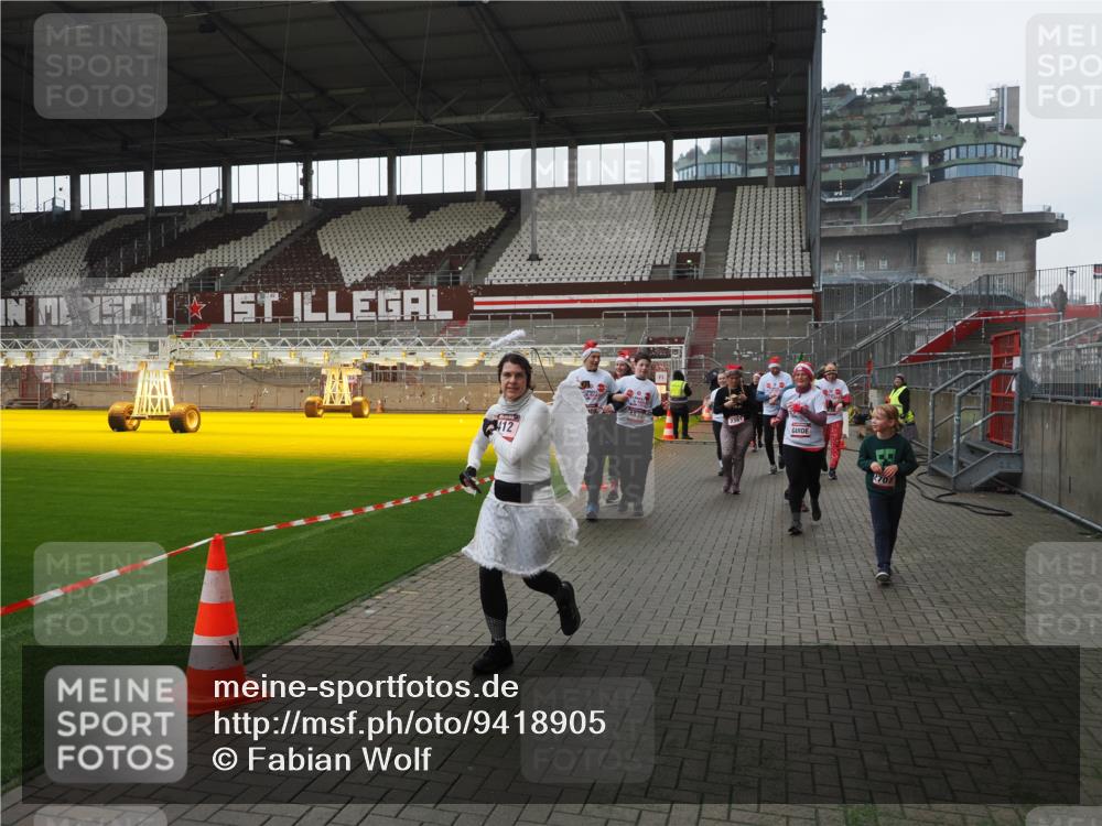 07.12.2025 - St. Pauli X-Mass-Run No. 15 Fabian Wolf http://msf.ph/oto/9418905 07.12.2025 11:28:45 Ziel 1917, 1919, 1920, 1921, 2038, 2383, 2426, 2427, 2431, 2495, 2707, 2709, 2774, 3234, 4641, 4818, 4832, 4837, 4838 meine-sportfotos.de