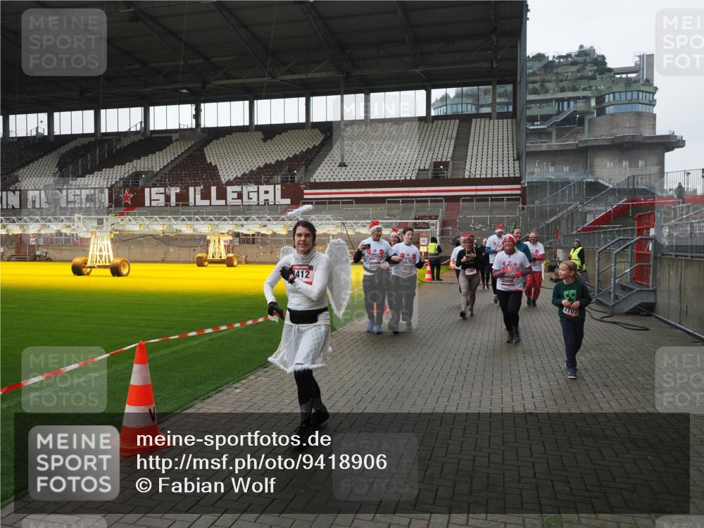07.12.2025 - St. Pauli X-Mass-Run No. 15 Fabian Wolf http://msf.ph/oto/9418906 07.12.2025 11:28:45 Ziel 1917, 1919, 1920, 1921, 2038, 2383, 2426, 2427, 2431, 2495, 2707, 2709, 2774, 3234, 4641, 4818, 4832, 4837, 4838 meine-sportfotos.de