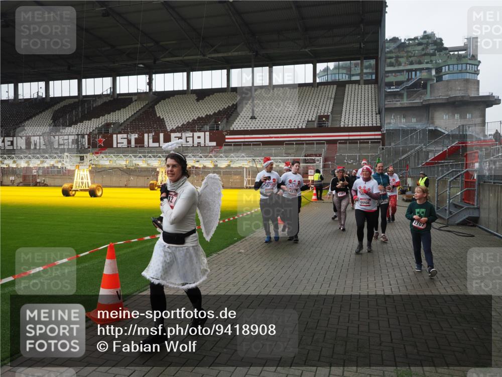 07.12.2025 - St. Pauli X-Mass-Run No. 15 Fabian Wolf http://msf.ph/oto/9418908 07.12.2025 11:28:46 Ziel 1917, 1919, 1920, 1921, 2038, 2383, 2426, 2427, 2431, 2495, 2707, 2709, 2774, 3234, 4818, 4832, 4837, 4838 meine-sportfotos.de