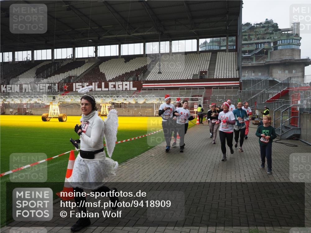 07.12.2025 - St. Pauli X-Mass-Run No. 15 Fabian Wolf http://msf.ph/oto/9418909 07.12.2025 11:28:46 Ziel 1917, 1919, 1920, 1921, 2038, 2383, 2426, 2427, 2431, 2495, 2707, 2709, 2774, 3234, 4818, 4832, 4837, 4838 meine-sportfotos.de