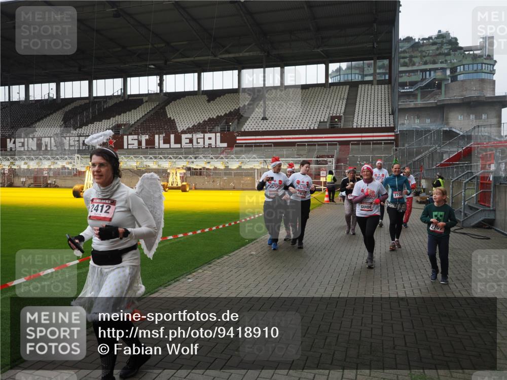 07.12.2025 - St. Pauli X-Mass-Run No. 15 Fabian Wolf http://msf.ph/oto/9418910 07.12.2025 11:28:46 Ziel 1917, 1919, 1920, 1921, 2038, 2383, 2426, 2427, 2431, 2495, 2707, 2709, 2774, 3234, 4818, 4832, 4837, 4838 meine-sportfotos.de