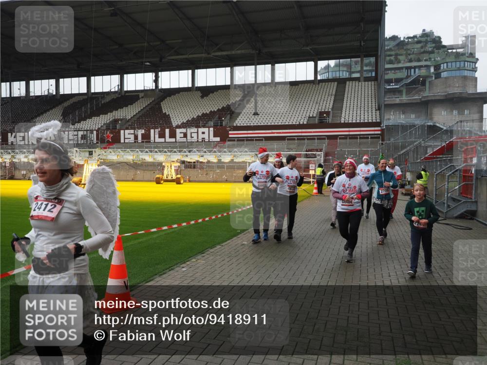 07.12.2025 - St. Pauli X-Mass-Run No. 15 Fabian Wolf http://msf.ph/oto/9418911 07.12.2025 11:28:46 Ziel 1917, 1919, 1920, 1921, 2038, 2383, 2426, 2427, 2431, 2495, 2707, 2709, 2774, 3234, 4818, 4832, 4837, 4838 meine-sportfotos.de