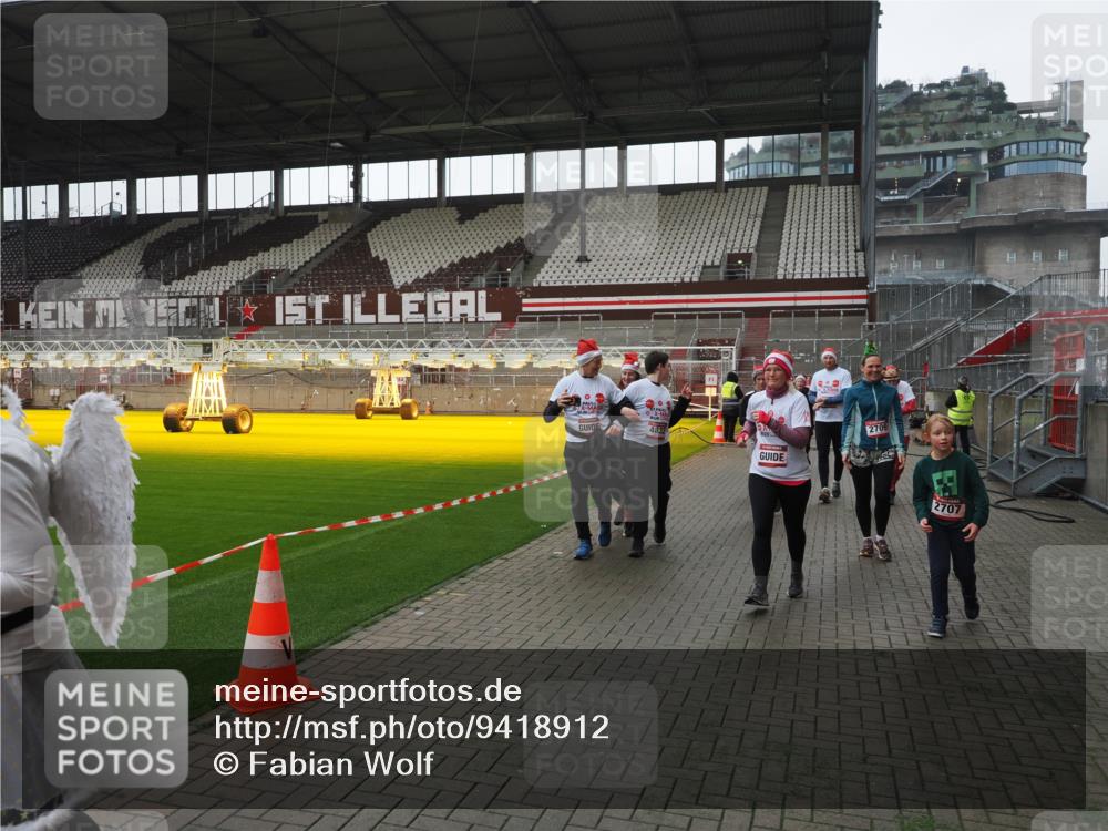 07.12.2025 - St. Pauli X-Mass-Run No. 15 Fabian Wolf http://msf.ph/oto/9418912 07.12.2025 11:28:47 Ziel 1917, 1919, 1921, 2038, 2383, 2426, 2427, 2431, 2495, 2707, 2709, 2774, 3234, 4818, 4832, 4837, 4838 meine-sportfotos.de