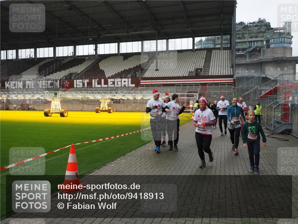 07.12.2025 - St. Pauli X-Mass-Run No. 15 Fabian Wolf http://msf.ph/oto/9418913 07.12.2025 11:28:47 Ziel 1917, 1919, 1921, 2038, 2383, 2426, 2427, 2431, 2495, 2707, 2709, 2774, 3234, 4818, 4832, 4837, 4838 meine-sportfotos.de