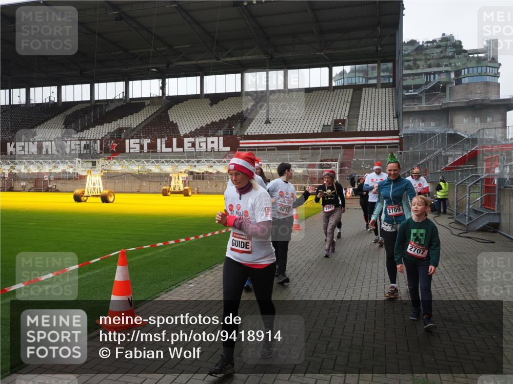 07.12.2025 - St. Pauli X-Mass-Run No. 15 Fabian Wolf http://msf.ph/oto/9418914 07.12.2025 11:28:48 Ziel 1917, 2038, 2383, 2426, 2495, 2707, 2709, 2774, 3234, 4818, 4832, 4837, 4838 meine-sportfotos.de