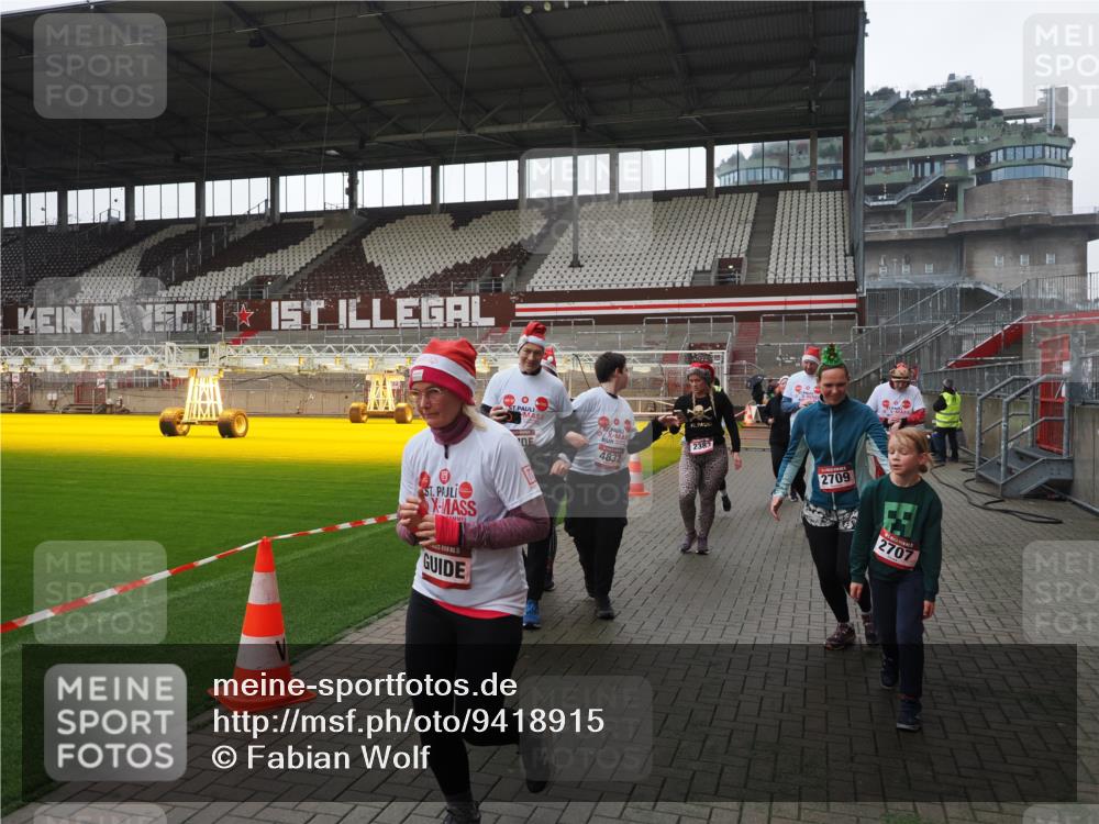 07.12.2025 - St. Pauli X-Mass-Run No. 15 Fabian Wolf http://msf.ph/oto/9418915 07.12.2025 11:28:48 Ziel 1917, 2038, 2383, 2426, 2495, 2707, 2709, 2774, 3234, 4818, 4832, 4837, 4838 meine-sportfotos.de