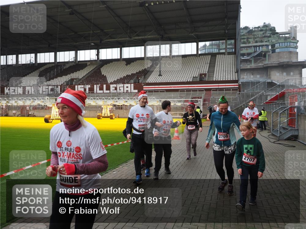 07.12.2025 - St. Pauli X-Mass-Run No. 15 Fabian Wolf http://msf.ph/oto/9418917 07.12.2025 11:28:49 Ziel 2038, 2189, 2190, 2383, 2495, 2707, 2709, 2774, 3234, 4818, 4832, 4837, 4838 meine-sportfotos.de