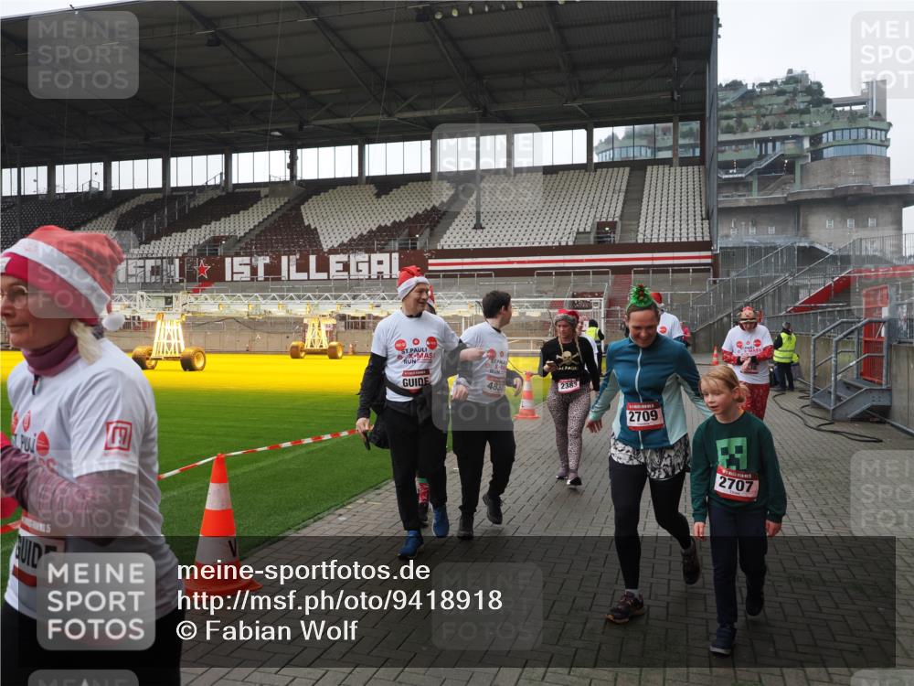 07.12.2025 - St. Pauli X-Mass-Run No. 15 Fabian Wolf http://msf.ph/oto/9418918 07.12.2025 11:28:49 Ziel 2038, 2189, 2190, 2383, 2495, 2707, 2709, 2774, 3234, 4818, 4832, 4837, 4838 meine-sportfotos.de