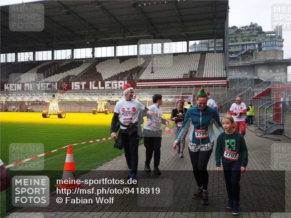 07.12.2025 - St. Pauli X-Mass-Run No. 15 Fabian Wolf http://msf.ph/oto/9418919 07.12.2025 11:28:49 Ziel 2038, 2189, 2190, 2383, 2495, 2707, 2709, 2774, 3234, 4818, 4832, 4837, 4838 meine-sportfotos.de