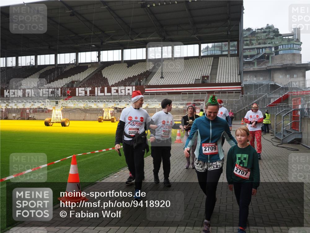 07.12.2025 - St. Pauli X-Mass-Run No. 15 Fabian Wolf http://msf.ph/oto/9418920 07.12.2025 11:28:49 Ziel 2038, 2189, 2190, 2383, 2495, 2707, 2709, 2774, 3234, 4818, 4832, 4837, 4838 meine-sportfotos.de