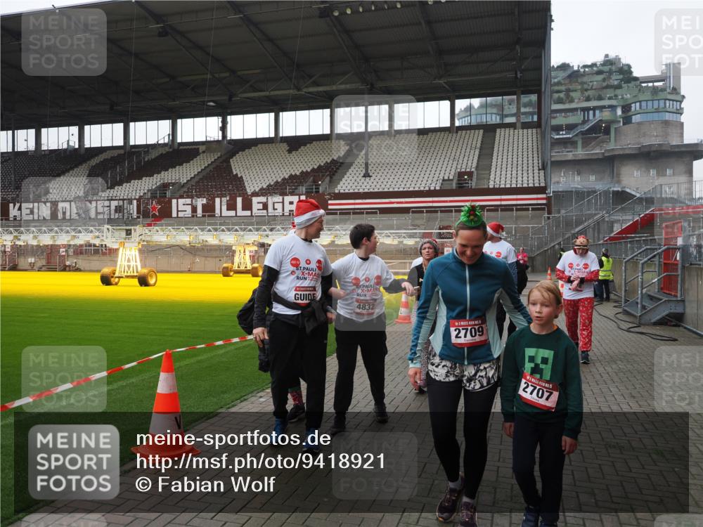 07.12.2025 - St. Pauli X-Mass-Run No. 15 Fabian Wolf http://msf.ph/oto/9418921 07.12.2025 11:28:50 Ziel 2038, 2189, 2190, 2383, 2707, 2709, 3234, 4818, 4832, 4837, 4838 meine-sportfotos.de