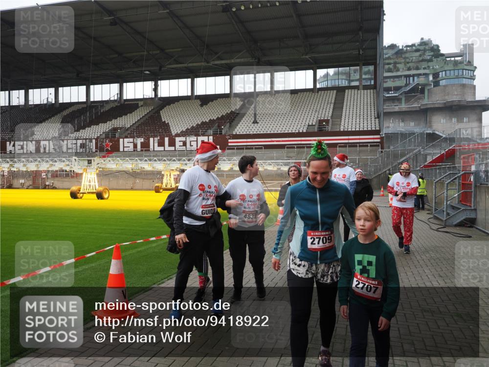 07.12.2025 - St. Pauli X-Mass-Run No. 15 Fabian Wolf http://msf.ph/oto/9418922 07.12.2025 11:28:50 Ziel 2038, 2189, 2190, 2383, 2707, 2709, 3234, 4818, 4832, 4837, 4838 meine-sportfotos.de